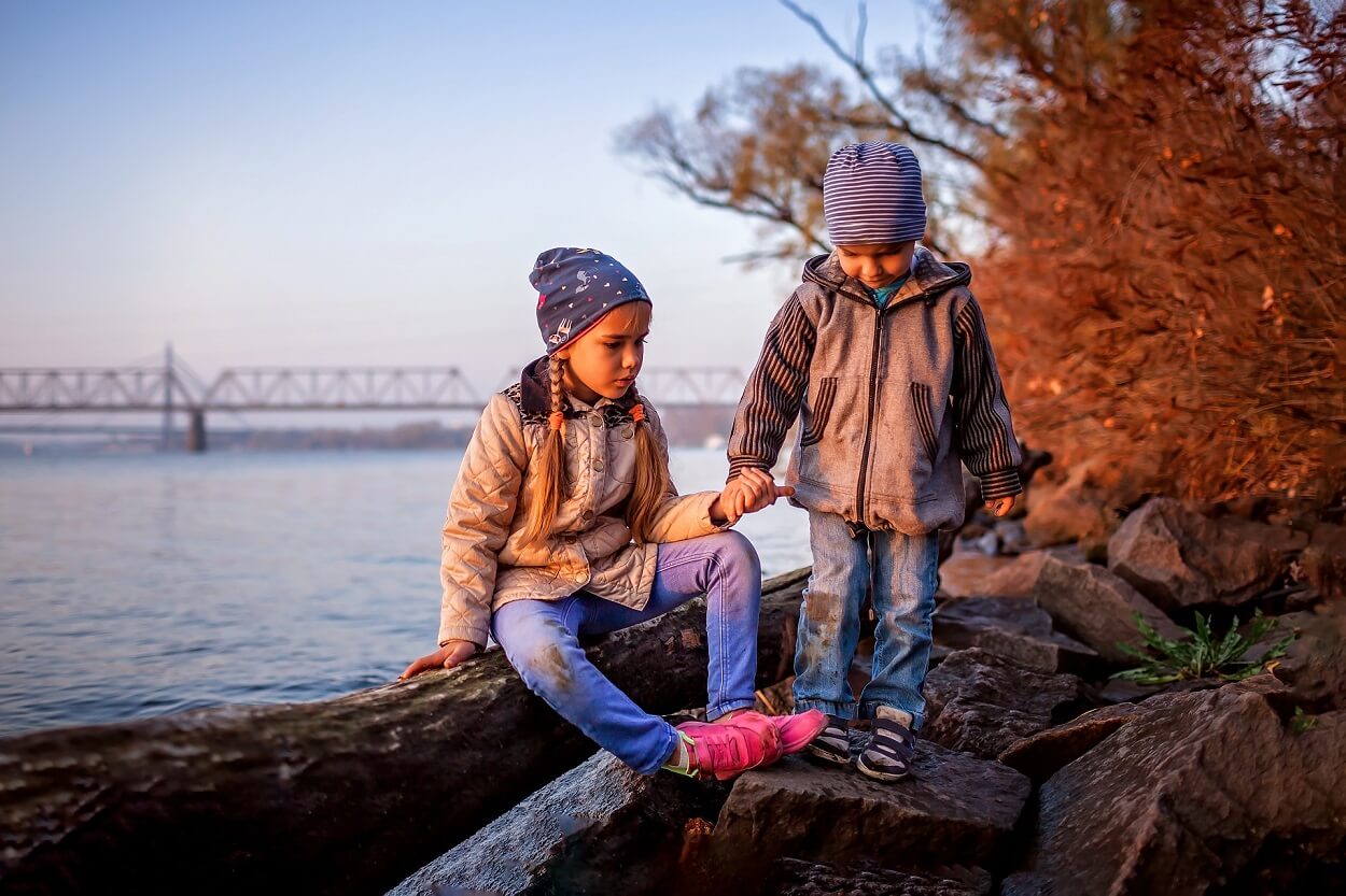 fall-season-hello-autumn-siblings-walking-together-3GC9P9B (1)