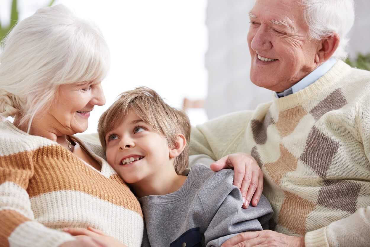 family-hug-between-grandparents-PLAEV7T (1)